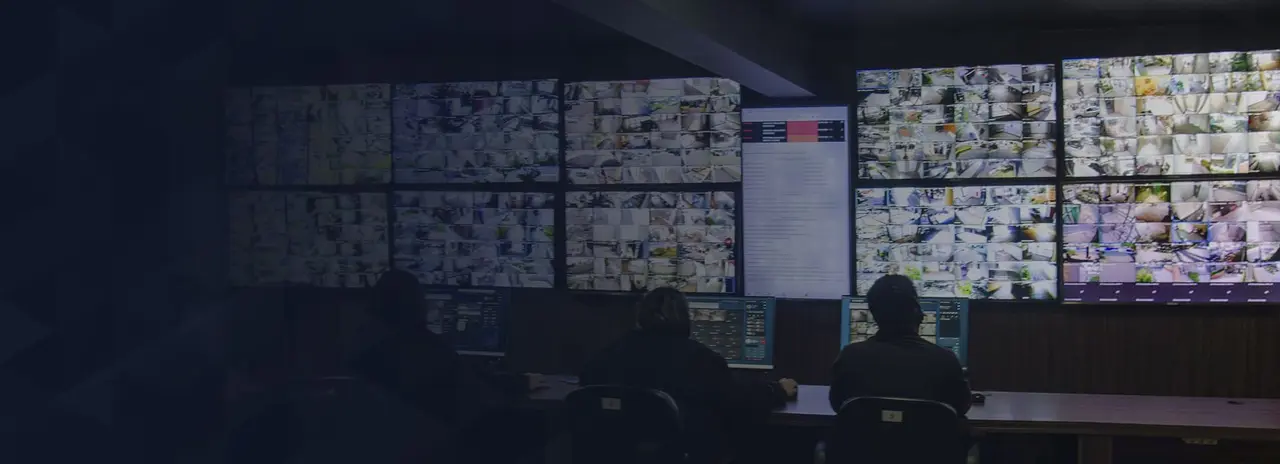 Operadores da Avatar Segurança acompanhando o videowall da central de monitoramento 24 horas
